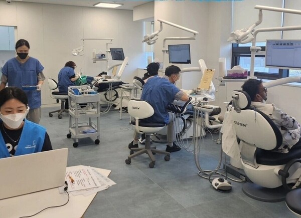 천안역 컬처뱅크의 무료진료소에서 외국인들이 치과 진료를 받고 있다. [출처: 하나은행]
