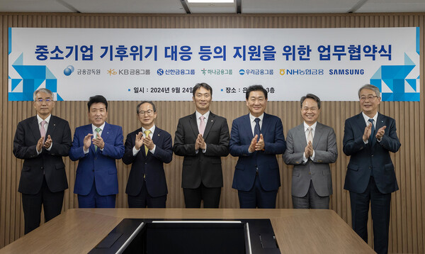 임종룡 우리금융그룹 회장(오른쪽)이 24일 서울 중구 명동 은행회관에서 손태승 전 회장 부당대출 사태 이후 처음으로 이복현 금융감독원장(오른쪽 4번째)과 대면했다. [출처: 삼성전자]