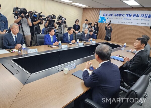 이복현 금융감독원장(오른쪽)이 굳은 표정의 임종룡 우리금융그룹 회장(왼쪽)을 응시하고 있다. [출처: 스마트투데이]