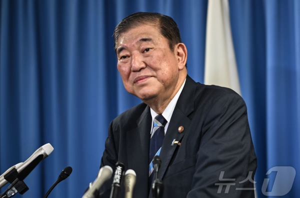 30일 일본 도쿄 자민당 본부에서 이시바 시게루 신임 총재가 중의원 조기 해산 일정을 발표하고 있다.