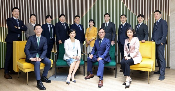 하나은행과 하나증권은 지난 8월 최적의 자산관리 컨설팅을 제공하는 '하나 패밀리오피스 원 솔루션' 서비스를 시작했다. 사진 앞줄 왼쪽부터 배도진 하나은행 자산관리컨설팅센터 부장, 이은정 하나은행 WM본부 본부장, 조대현 하나증권 WM영업본부 본부장, 김정현 하나증권 금융상품추진실 실장이 '하나 패밀리오피스 원 솔루션' 전담 직원들과 기념사진을 촬영했다. [출처: 하나은행]