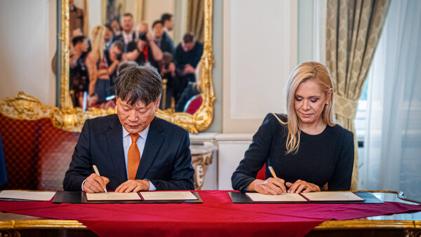 지난 15일 슬로바키아 수상 공관에서 진행된 신공장 구축 투자 협약식에서 이규석 현대모비스 사장(왼쪽)과 데니사 사코바(Denisa Sakova) 슬로바키아 경제부 장관이 협약서에 서명하고 있다.