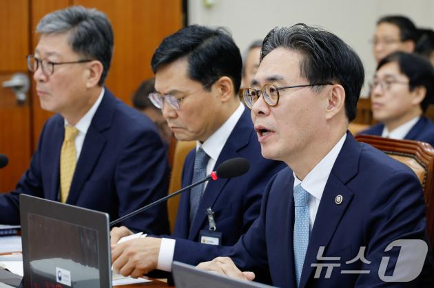 강민수 국세청장이 16일 오전 서울 여의도 국회 기획재정위원회에서 열린 국세청·서울지방국세청·중부지방국세청·인천지방국세청 국정감사에서 의원 질의에 답하고 있다. 2024.10.16/뉴스1 ⓒ News1 안은나 기자