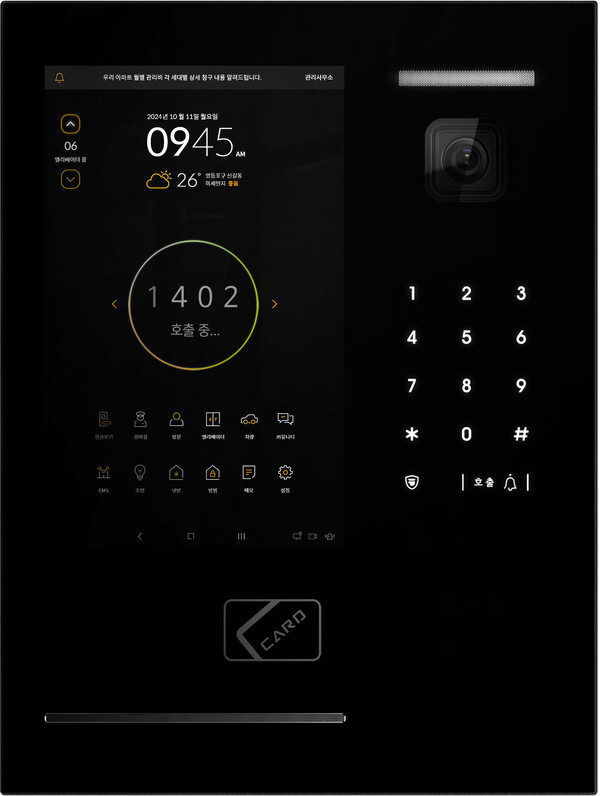  한화포레나에 도입된  ‘스마트 안면인식 로비폰’ 모습 (사진제공=한화 건설부문)