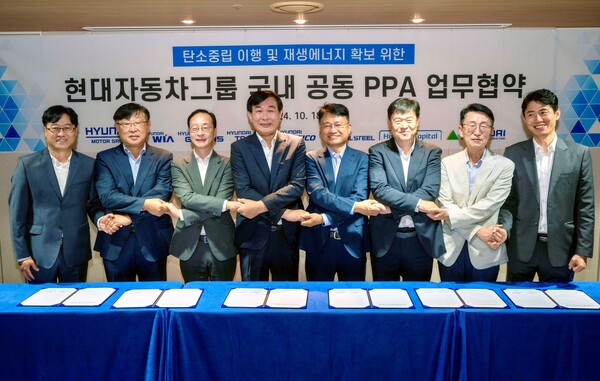 사진 왼쪽부터 현대케피코 기획실 송두순 상무, 현대종합특수강 경영관리본부 이대형 상무, 현대건설 개발사업부 이동훈 상무, 현대차그룹 한용빈 부사장, 현대글로비스 안전환경경영실 문병섭 상무, 현대위아 전략추진실 황윤목 상무, 현대캐피탈 경영지원본부 유흥목 상무, 현대트랜시스 전략지원팀 공기원 팀장이 업무협약 체결 후 기념 촬영을 하고 있다.