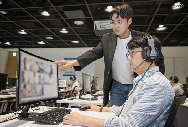 지난 19일 경기도 용인에 위치한 삼성전자 인재개발원에서 삼성전자 감독관들이 응시자들을 대상으로 예비 소집을 진행하고 있다. 