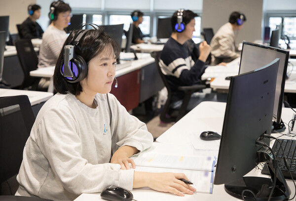 지난 19일 경기도 용인에 위치한 삼성전자 인재개발원에서 삼성전자 감독관들이 응시자들을 대상으로 예비 소집을 진행하고 있는 모습. 