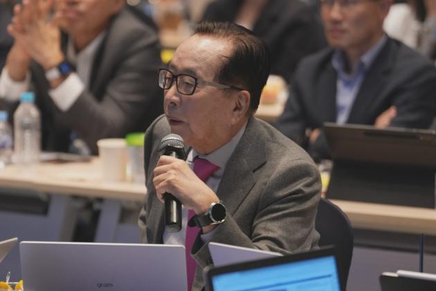 김재철 동원그룹 명예회장이 24일 '동원GPT' 경진대회에서 발표자에게 질문을 하고 있다. (동원그룹 제공)