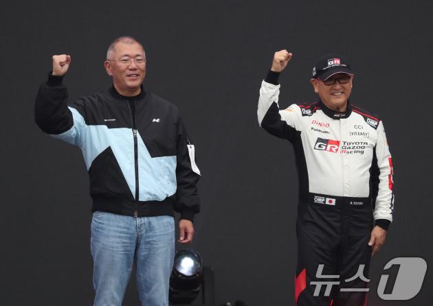 27일 오후 경기 용인시 처인구 용인스피드웨이에서 열린 '현대 N x 도요타 가주 레이싱 페스티벌'에서 정의선 현대자동차그룹 회장(왼쪽부터)과 토요다 아키오 도요타자동차 회장이 기념촬영을 하고 있다. 2024.10.27/뉴스1 ⓒ News1 김영운 기자