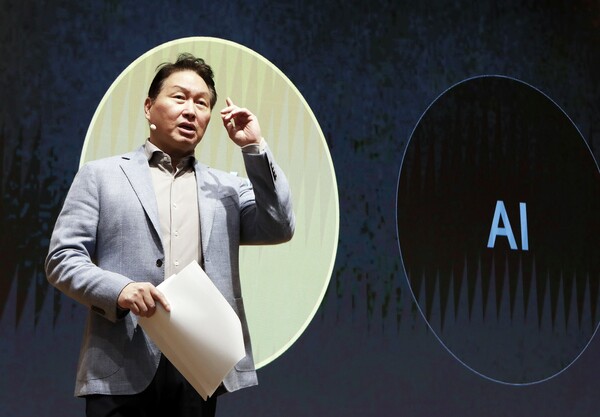 최태원 SK그룹 회장이 지난 2일 경기도 이천 SKMS연구소에서 열린 '2024 SK그룹 CEO세미나'에서 폐막 연설을 하고 있다.