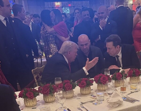 도널드 트럼프 당선인(왼쪽)과 대화하는 일론 머스크 테슬라 최고경영자(오른쪽) [출처: 일론 머스크의 X]