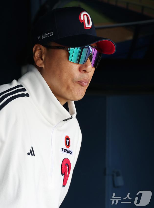 14일 서울 송파구 잠실야구장에서 열린 2025 프로야구 KBO리그 KIA 타이거즈와 두산 베어스의 시범경기, 두산 이승엽 감독이 더그아웃에서 경기를 지켜보고 있다. 2025.3.14/뉴스1 ⓒ News1 김진환 기자