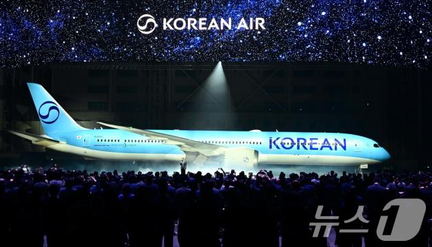 ​서울 강서구 대한항공 격납고에서 열린 '라이징 나이트(Rising Night)' 행사에서 새 기업이미지(CI)를 입힌 보잉 787-10 항공기가 공개되고 있다. 2025.3.11/뉴스1 ⓒ News1 공항사진기자단