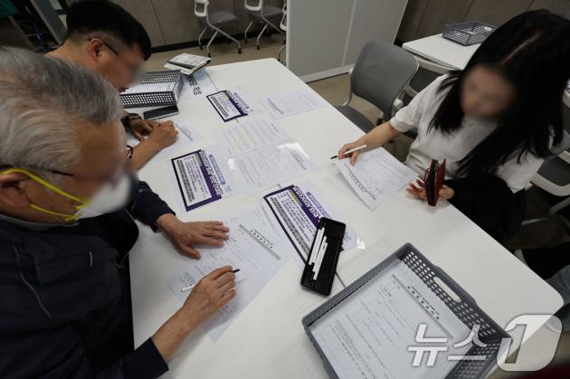 19일 광주 광산구청 송정보건지소 1층에 마련된 금호타이어 화재 사고 주민 피해 현황 접수처가 주민들로 붐비고 있다. 2025.5.19/뉴스1 ⓒ News1 박지현 기자