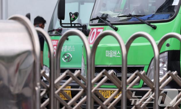 서울 시내 마을버스 차고지에 마을버스가 정차돼 있다. 2025.5.22/뉴스1 ⓒ News1 김성진 기자