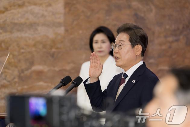 이재명 대통령이 4일 서울 여의도 국회 본청 로텐더홀에서 제21대 대통령 취임 선서를 하고 있다. 2025.6.4/뉴스1 ⓒ News1 국회사진기자단