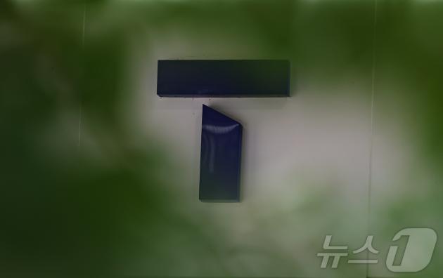 과학기술정보통신부가 SK텔레콤 해킹 사태 관련 민관합동조사단 조사 결과를 30일까지 완료할 방침이다. 사진은 29일 서울 시내 한 SK텔레콤 대리점. 2025.6.29/뉴스1 ⓒ News1 김도우 기자