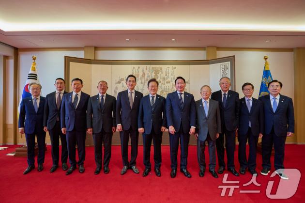 이재명 대통령이 13일 서울 용산구 대통령실에서 열린 6경제단체와 기업인 간담회에서 참석자들과 기념촬영을 하고 있다. 왼쪽부터 최진식 한국중견기업연합회 회장, 구광모 LG그룹 회장, 신동빈 롯데그룹 회장, 정의선 현대차그룹 회장, 이재용 삼성전자 회장, 이 대통령, 최태원 SK그룹 회장 겸 대한상공회의소 회장, 손경식 한국경영자총협회 회장, 류진 한국경제인협회 회장, 윤진식 한국무역협회 회장, 김기문 중소기업중앙회 회장. (대통령실 제공. 재판매 및 DB 금지) 2025.6.13/뉴스1 ⓒ News1 허경 기자