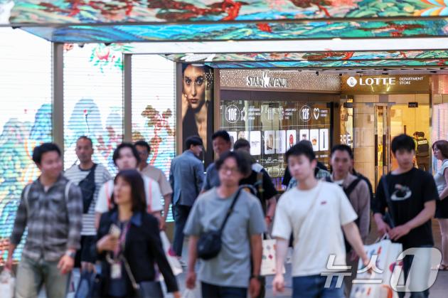 울 시내 한 면세점에서 외국인 관광객들이 쇼핑을 마친 뒤 걸음을 옮기고 있다. 2025.6.5/뉴스1 ⓒ News1 민경석 기자
