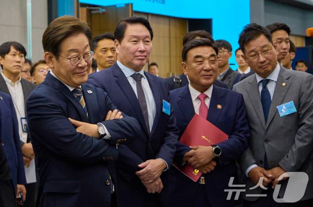 이재명 대통령이 20일 울산 울주군 울산전시컨벤션센터에서 열린 인공지능(AI) 글로벌 협력 기업 간담회 뒤 AI 제품·서비스 시연을 참관하고 있다. (대통령실 제공. 재판매 및 DB 금지) 2025.6.20/뉴스1 ⓒ News1 박지혜 기자