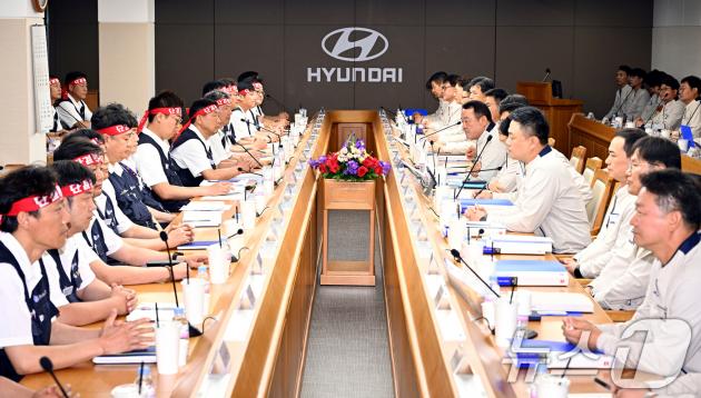 현대자동차 노사 관계자들이 지난 6월18일 현대차 울산공장 본관 동행룸에서 '2025년 임금 및 단체협상 교섭 상견례'를 하고 있다. (현대자동차 제공. 재판매 및 DB 금지) 2025.6.18/뉴스1 ⓒ News1