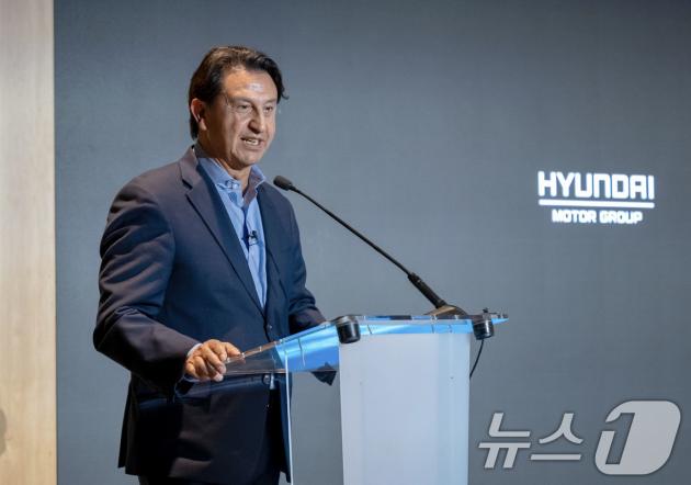 현대차그룹은 오는 5일까지(현지시간) 스페인 바르셀로나의 카탈루냐 콩그레스 센터에서 열리는 세계자동차공학회연합 원드 모빌리티 컨퍼런스 2025에서 그룹의 미래 모빌리티 기술 비전에 대해 발표했다고 4일 밝혔다. 지난 3일(현지시간) 현대차 대표이사 호세 무뇨스 사장이 기조연설을 진행하고 있다. (현대차그룹 제공. 재판매 및 DB 금지) 2025.6.4/뉴스1