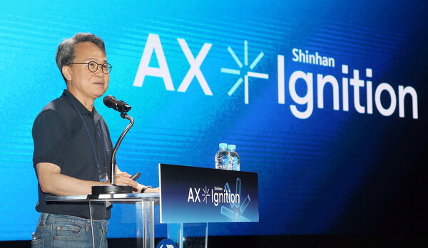 진옥동 신한금융그룹 회장이 경영포럼에서 강평을 하고 있다.