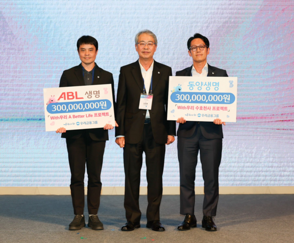 지난 11일 서울 용산 드래곤시티에서 열린 '우리 WON Day' 행사에 참석한 임종룡 우리금융회장(가운데)이 동양·ABL생명 사회공헌 담당자에게 그룹 특화공익사업 확대를 위한 공익사업비 전달 후 기념촬영을 하고 있다. 