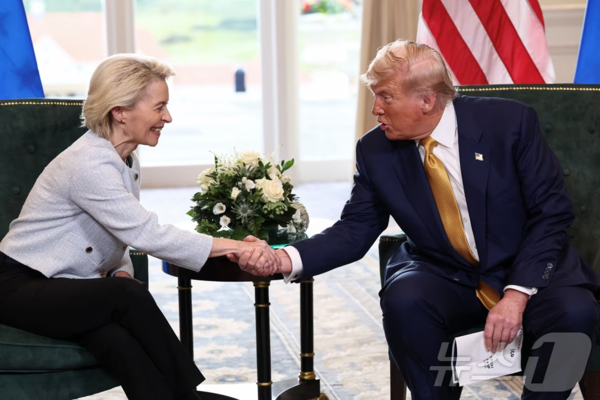 도널드 트럼프 미국 대통령이 27일(현지시간) 영국 스코틀랜드 턴베리에서 우르줄라 폰데어라이엔 유럽연합(EU) 집행위원회 위원장과 EU에 대한 상호관세 및 자동차 관세를 15%로 낮추기로 한 무역 협상에 합의한 후 악수하고 있다. 2025.07.27. ⓒ 로이터=뉴스1