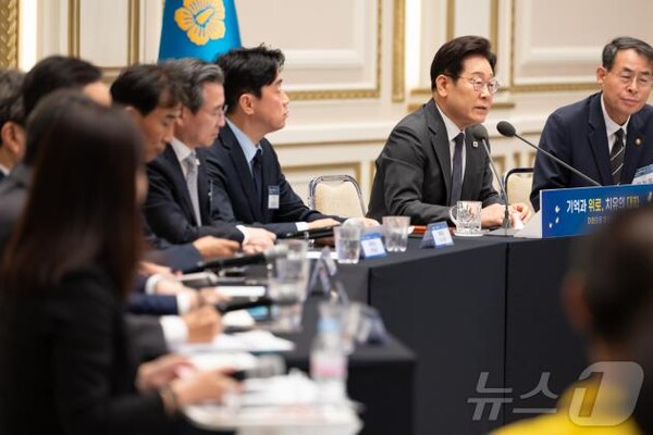 이재명 대통령이 16일 청와대 영빈관에서 열린 ‘기억과 위로, 치유의 대화’ 사회적 참사 유가족 간담회에서 발언을 하고 있다. (대통령실 제공. 재판매 및 DB 금지) 2025.7.16/뉴스1 ⓒ News1 이재명 기자