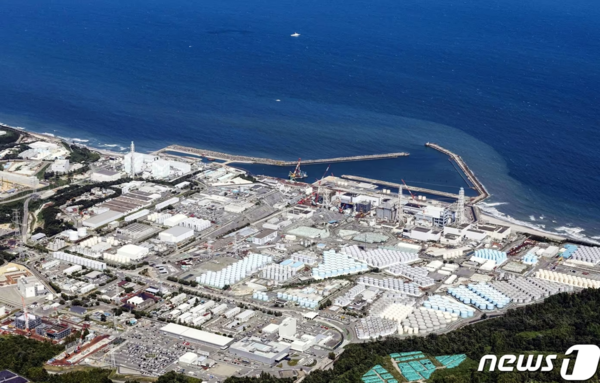 일본 후쿠시마현 오쿠마마치에서 방사능 오염수가 방류되기 전 촬영된 후쿠시마 제1 원자력발전소의 모습. 2023.08.24/ ⓒ 로이터=뉴스1