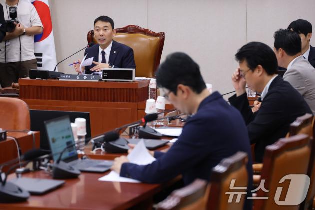 2일 오후 서울 여의도 국회에서 열린 법제사법위원회 제1차 법안심사제1소위원회에서 김용민 소위원장이 여야의 상법 개정안 합의 사항에 대해 발언하고 있다. 2025.7.2/뉴스1 ⓒ News1 이광호 기자