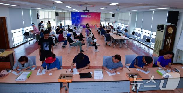 민생회복 소비쿠폰 신청 첫 날인 21일 오전 경북 포항시 남구 대이동 행정복지센터 2층에서 시민들이 신청서를 작성하고 있다. 2025.7.21/뉴스1 ⓒ News1 최창호 기자