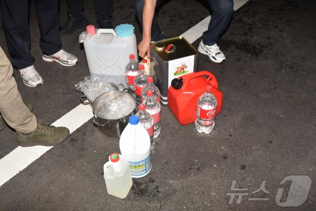 지난 21일 인천 송도국제도시 아파트에서 사제총기로 아들을 쏴 살해한 A 씨의 서울 도봉구 쌍문동 아파트에서 발견된 시너와 페트병 등 사제 폭발물들.(서울소방재난본부 제공. 재배포 및 DB금지) 2025.7.23/뉴스1