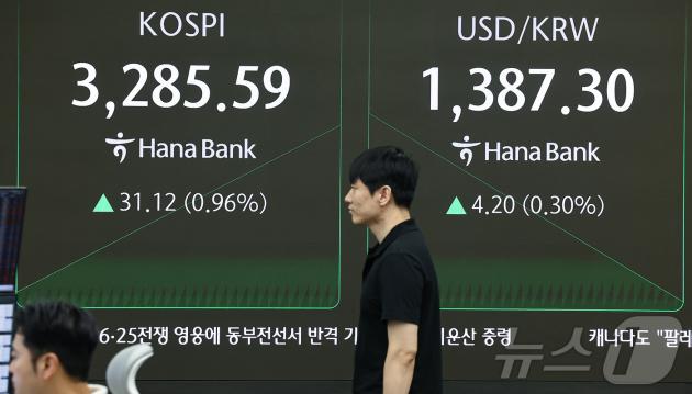 31일 오전 서울 중구 하나은행 딜링룸 전광판에 개장 시황이 나오고 있다. 2025.7.31/뉴스1 ⓒ News1 김도우 기자