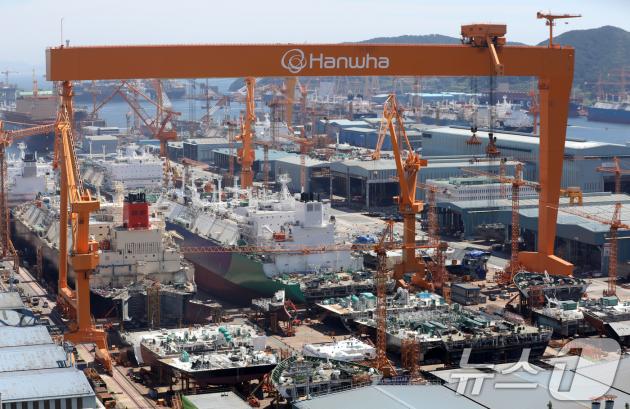 대미 수출 관세 인하와 조선업 투자를 골자로 한 한미 무역 협상이 타결된 31일 경남 거제시 아주동 한화오션 거제사업장에 대형 크레인이 보이고 있다. 정부는 미국 도널드 트럼프 행정부와 무역 협상 합의에는 한국이 제안한 조선업 협력안인 '마스가'(MASGA) 프로젝트가 가장 크게 기여했다고 밝혔다. 2025.7.31/뉴스1 ⓒ News1 윤일지 기자