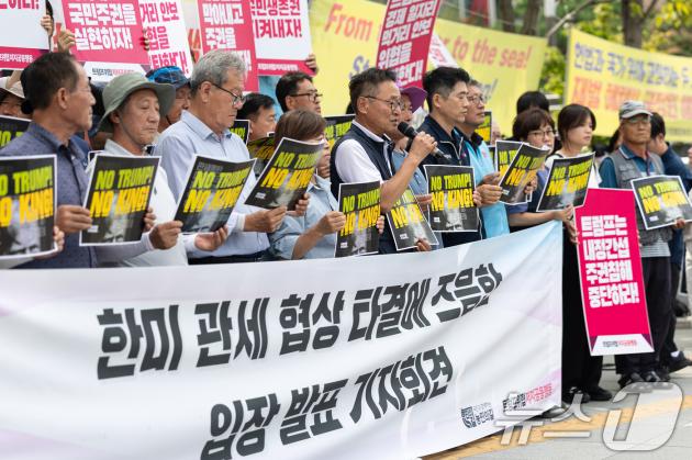 농민·시민사회단체 등으로 구성된 트럼프 위협 저지 공동행동원들이 지난 31일 서울 세종대로 미 대사관 인근에서 한미 관세협상 타결과 관련해 입장 발표 기자회견을 하고 있다. 2025.7.31/뉴스1 ⓒ News1 이승배 기자