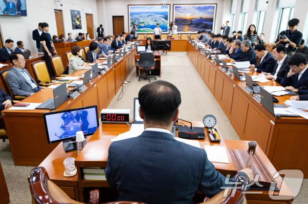 맹성규 국회 국토교통위원장이 서울 여의도 국회에서 열린 제427회 국회(임시회) 제3차 전체회의에서 의사봉을 두드리고 있다. (자료사진)/뉴스1 ⓒ News1 유승관 기자