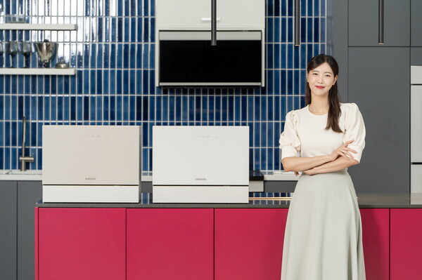 삼성전자 모델이 에너지 효율을 강화한 2025년형 '비스포크 식기세척기 카운터탑' 신제품을 소개하고 있다. (제공 삼성전자)