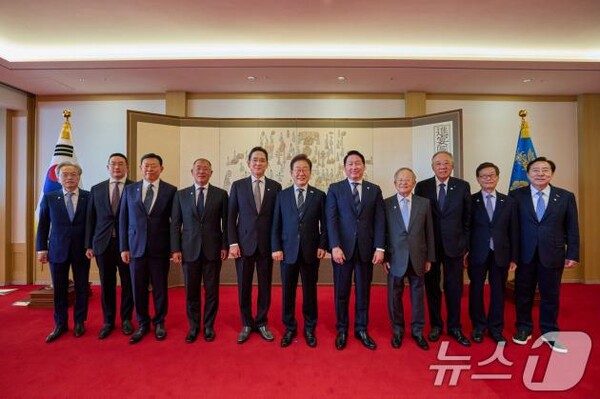 지난달 13일 서울 용산구 대통령실에서 열린 이재명 대통령과 6경제단체, 기업인 간담회 모습. 왼쪽부터 최진식 한국중견기업연합회 회장, 구광모 LG그룹 회장, 신동빈 롯데그룹 회장, 정의선 현대차그룹 회장, 이재용 삼성전자 회장, 이 대통령, 최태원 SK그룹 회장 겸 대한상공회의소 회장, 손경식 한국경영자총협회 회장, 류진 한국경제인협회 회장, 윤진식 한국무역협회 회장, 김기문 중소기업중앙회 회장.