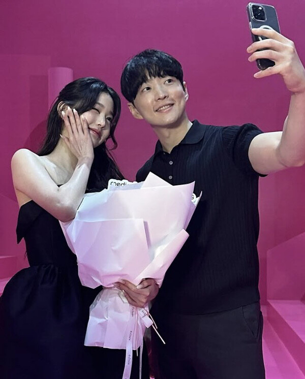 메디튜브 에이지알 신제품 모델인 그룹 아이브 멤버 장원영 씨와 김병훈 에이피알 대표. 김병훈 대표 SNS