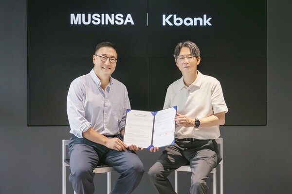 서울 성수동 무신사 본사에서 강병주 사업본부장(오른쪽), 최영준 무신사페이먼츠 대표 겸 무신사 CFO(왼쪽)가 업무협약식에 참석해 기념촬영을 하고 있다.