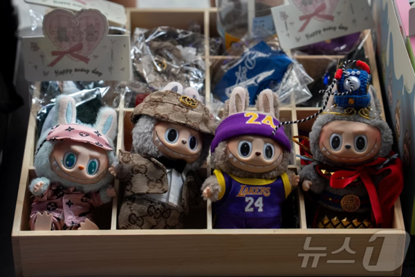 지난 7월 22일 뉴욕 맨하탄 가두매장에서 팔리고 있는 라부부 모조품.