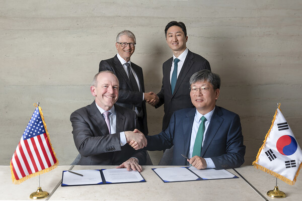 HD현대가 지난 3월 테라파워와 ‘나트륨 원자로의 상업화를 위한 제조 공급망 확장 전략적 협약’을 체결했다. 사진 오른쪽부터 HD현대중공업 원광식 해양에너지사업본부장, HD현대 정기선 수석부회장, 테라파워 빌 게이츠(Bill Gates) 창업자, 크리스 르베크(Chris Levesque) 최고경영자