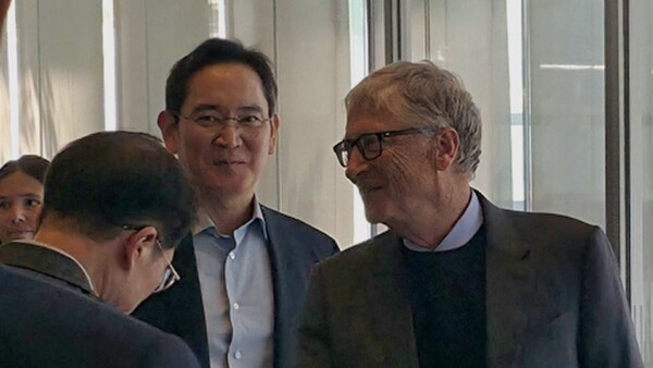 이재용 회장이 빌 게이츠 게이츠재단 이사장과 오찬을 함께 한 뒤 배웅하고 있다. 사진 삼성전자