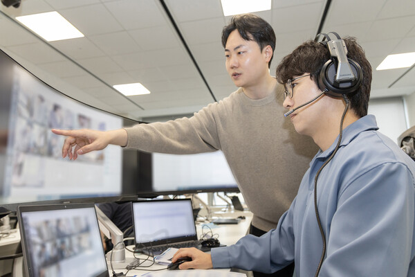 4월 19일 삼성전자 인재개발원(경기도 용인)에서 삼성전자 감독관이 상반기 삼성직무적성검사 응시자를 대상으로 예비 소집을 진행하는 모습