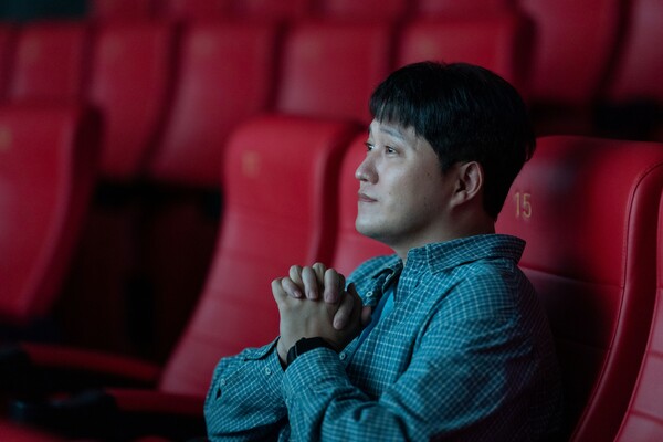 부산국제영화제 '한국영화의 오늘-파노라마' 부문에 공식 초청된 영화 '극장의 시간들'의 첫번째 에피소드 '침팬지' 스틸 컷 (사진제공=씨네큐브)