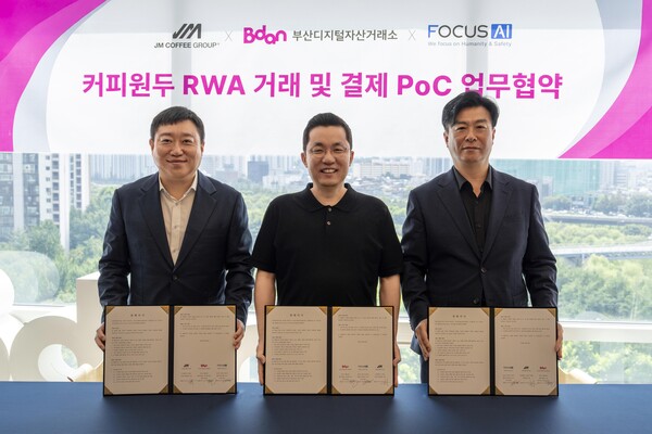 홍성훈 제이엠커피그룹 의장(왼쪽부터), 김상민 부산디지털자산거래소(Bdan) 대표, 박철웅 포커스에이아이 대표가 28일 ‘커피원두’ 디지털 거래시스템 구축을 위한 업무협약을 체결하고 있다.