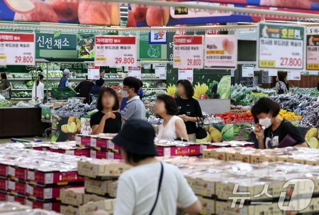 5일 서울의 한 대형마트에서 시민들이 장을 보고 있다. 이날 농수산물유통공사와 한국무역통계진흥원의 농식품수출정보에 따르면 올해 상반기(1~6월 기준) 농산물 수입액은 247억 6547만 달2025.8.5/뉴스1 ⓒ News1 구윤성 기자