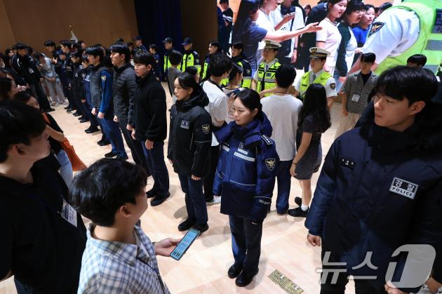 11일 오전 서울 서대문구 미근동 경찰청 참수리홀에서 열린 시민과 함께하는 경찰복제개선 현장 시제품 시민 품평회에서 시민 평가단이 시제품을 살펴보고 있다. 2025.8.11/뉴스1 ⓒ News1 박정호 기자